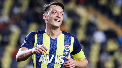 Ulduz futbolçu Bakıya gəlir