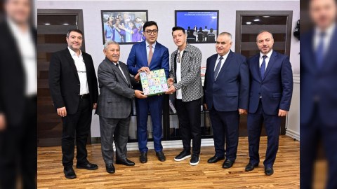 Mesut Özil Bakıda nazirlə görüşdü - FOTO