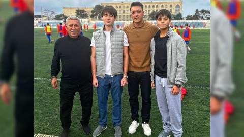 Prezidentin nəvələri Mesut Özillə görüşdülər - FOTO
