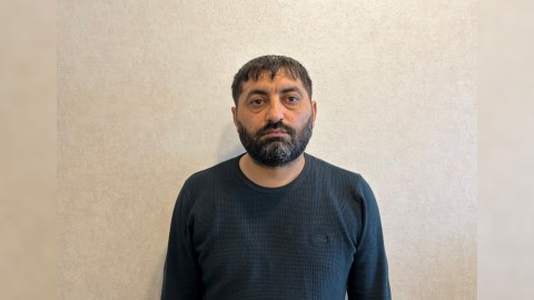 135 min manatlıq dələduzluq edən şəxs həbs olundu