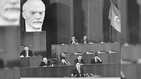 Bir şəklin tarixçəsi:&nbsp;Müstəqil ölkənin parlamenti yaradılır - Heydər Əliyev, Ayaz Mütəllibov, Tamerlan Qarayev...
