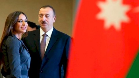 Deputatlar Prezident və xanımını TƏBRİK ETDİ