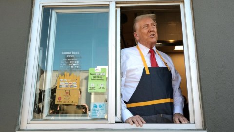 Tramp "McDonald's"da müştərilərə xidmət etdi
