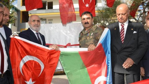 Ərdoğan İbad Hüseynova qalstuk hədiyyə edib