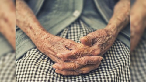 Dəmiryolunda 72 yaşlı qadın oğurluq etdi