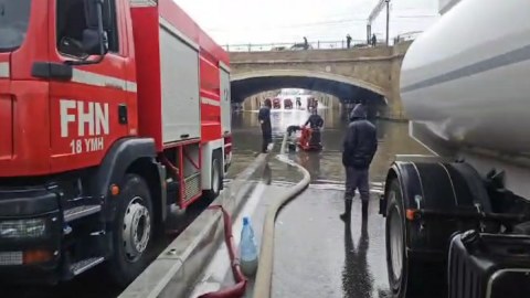 Bağırov korpüsünün su basan tunelində növbə təşkil olundu