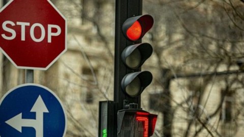 Bu küçələrdə işıqforun yaşıl işığının müddəti artırıldı