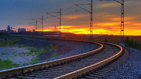 Dəmir yolu Ağbənd istiqamətinə doğru sürətlə çəkilir