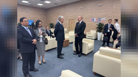 İlham Əliyev Tokayevlə ayaqüstü söhbətləşdi - FOTO
