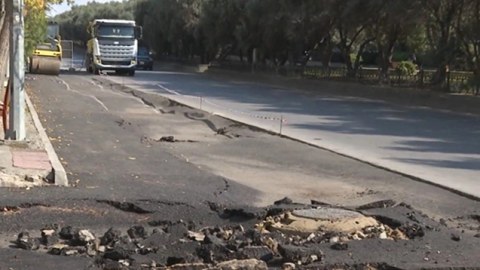 Bakıda yeni asfaltlanan yol çökdü - VİDEO