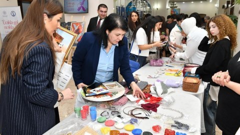 Şəhid ailə üzvlərinin əl işlərindən ibarət sərgi