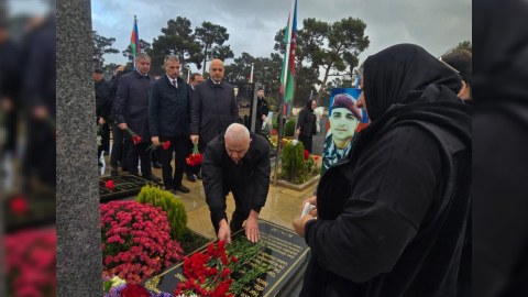 Ülvi Quliyev şəhidin məzarını ziyarət etdi - FOTOLAR
