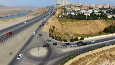 İri qaya parçaları yola sürüşdü