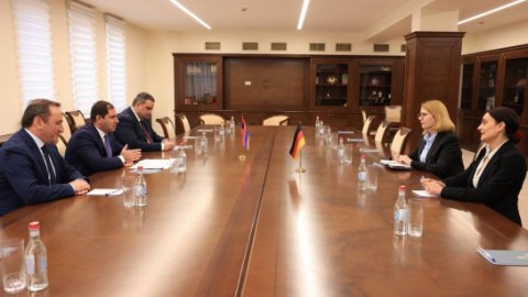 Ermənistanın müdafiə naziri alman səfirlə regionu müzakirə etdi