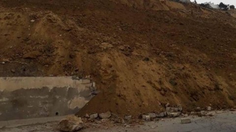 Yol polisi sürüşmə baş verən yolda hərəkəti tənzimləyir