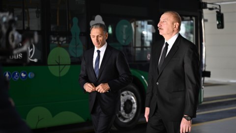 İlham Əliyev&nbsp;elektrik mühərrikli avtobus və taksilərə baxıb - FOTO