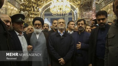 Pezeşkian prezident kimi ilk dəfə həzrəti Məsumənin türbəsinə gedib