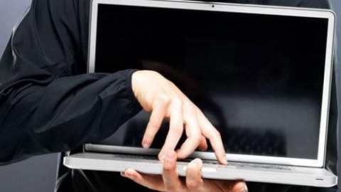 Avtomobildən 5 min manatlıq kompüter oğurlanıb