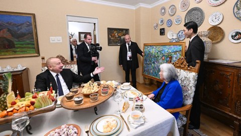 Prezident Aytmatovun ailəsi ilə çay süfrəsi arxasında - FOTOLAR
