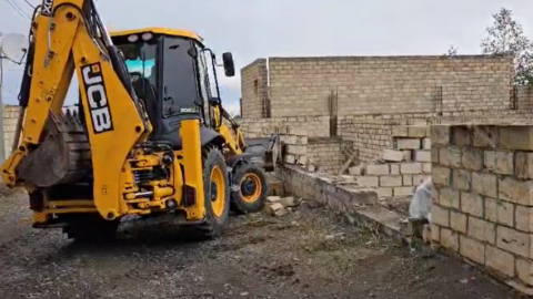 Gəncədə qanunsuz tikilini söküldü