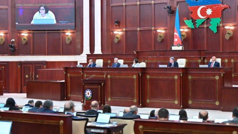 Deputatlar Prezident və xanımını TƏBRİK ETDİLƏR