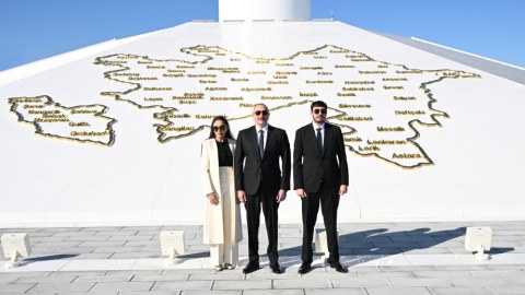 İlham Əliyev&nbsp;xanımı ilə Azərbaycan Bayrağını dalğalandırdı