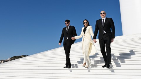 Prezident və ailə üzvləri Bayraq Meydanında - FOTOLAR