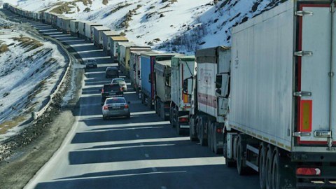 Ermənilərin 600 yük maşını Rusiya-Gürcüstan sərhədində qalıb