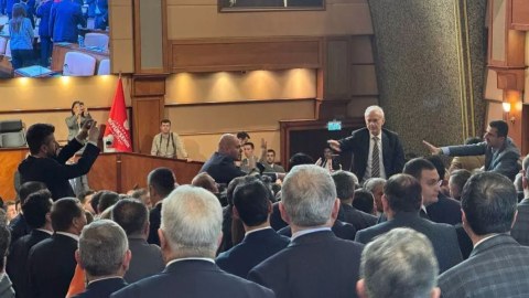 Bələdiyyə iclasında dava düşdü: su butulkaları atıldı