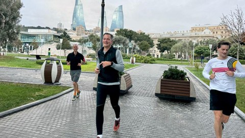 Belçikanın baş naziri bulvarda qaçdı - FOTO