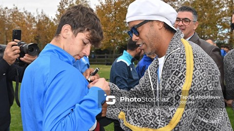 Ronaldinyo Bakıda yeniyetmə futbolçularla bir arada - VİDEO