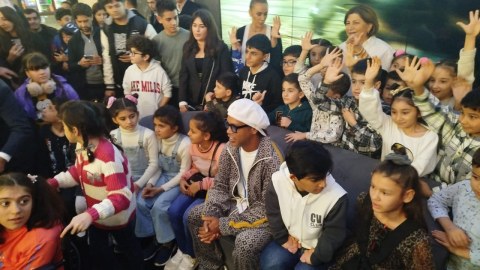Ronaldinyo Bakıda kimsəsiz uşaqlarla bir arada - FOTO