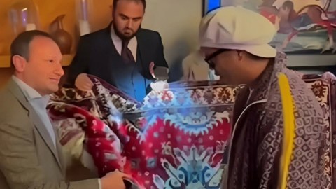 Ronaldinyoya Qarabağ xalçası hədiyyə edildi - VİDEO