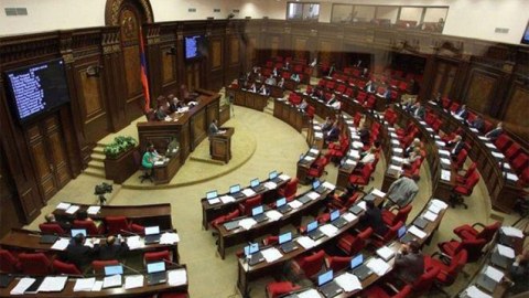 Ermənistan parlamentində əlbəyaxa DAVA DÜŞDÜ
