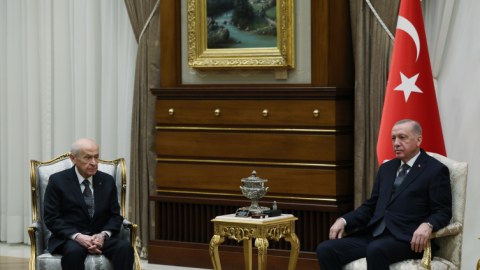 Bağlı qapılar arxasında 1 saat danışdılar