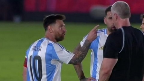 Messi hakimi təhqir etdi