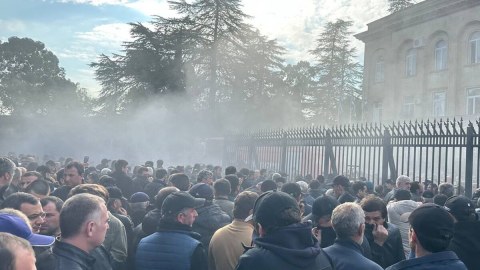 Abxaziyada etirazlar: Separatçıların binalarına hücum edildi - VİDEO