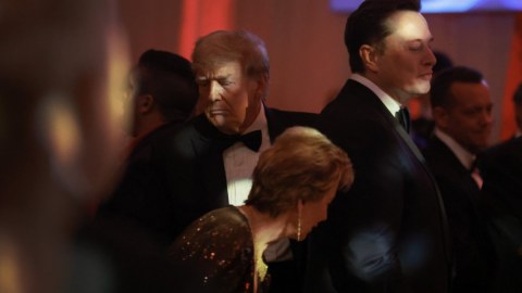 Trampdan İlon Mask zarafatı: “Onu qova bilmərəm” 
