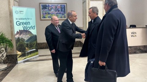 Bakı aeroportunda rus deputatları onlar qarşıladı