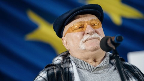 Əfsanəvi siyasətçi xəstəxanaya yerləşdirildi - FOTO