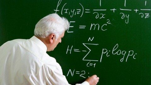 Universitetlərdə 90 yaşında müəllimin işləməyinə icazə verilir, amma... - Deputatdan etiraz