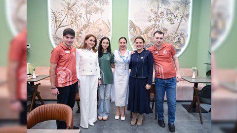 Leyla Əliyeva Bakıda əlilliyi olan gənclərin çalışdığı kafeni ziyarət edib