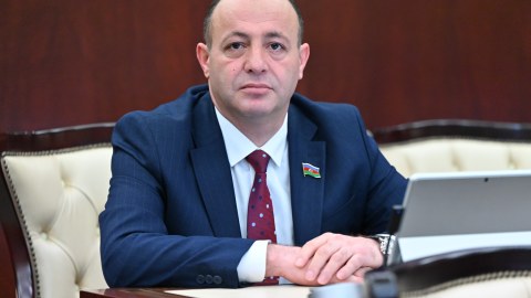 AMEA Rəyasət Heyətində çalışan adi mütəxəssis institutlardakı elmlər doktorundan yuxarı maaş alır