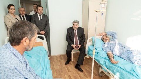 İcra başçısı şəhid valideynlərini xəstəxanada ziyarət edib - FOTO