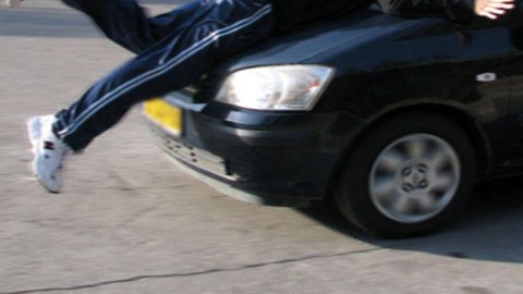 Bakıda jurnalisti maşın vurdu - FOTO
