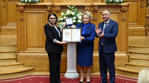 Mehriban Ələkbərzadəyə mükafat verildi -&nbsp;FOTO