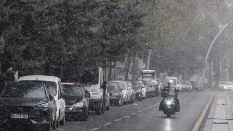 Fasiləsiz yağan qar insanları sevindirdi - Türkiyədən xoş görüntülər 