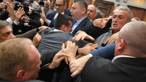 Büdcə müzakirəsində deputatlar yumruq davasına çıxdılar - VİDEO