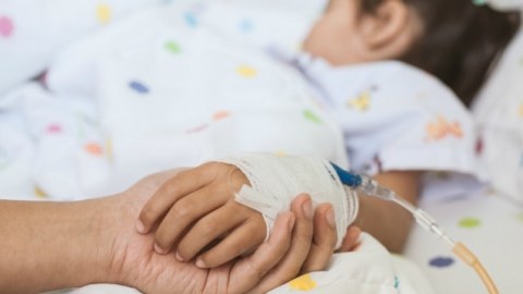 Nəzarətsiz qalan uşaq dərman içib zəhərləndi