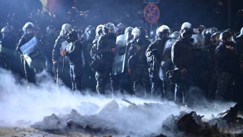 Gürcüstanda rus jurnalistə xəsarət yetirilib: əlləri, üzü, boynu yanıb